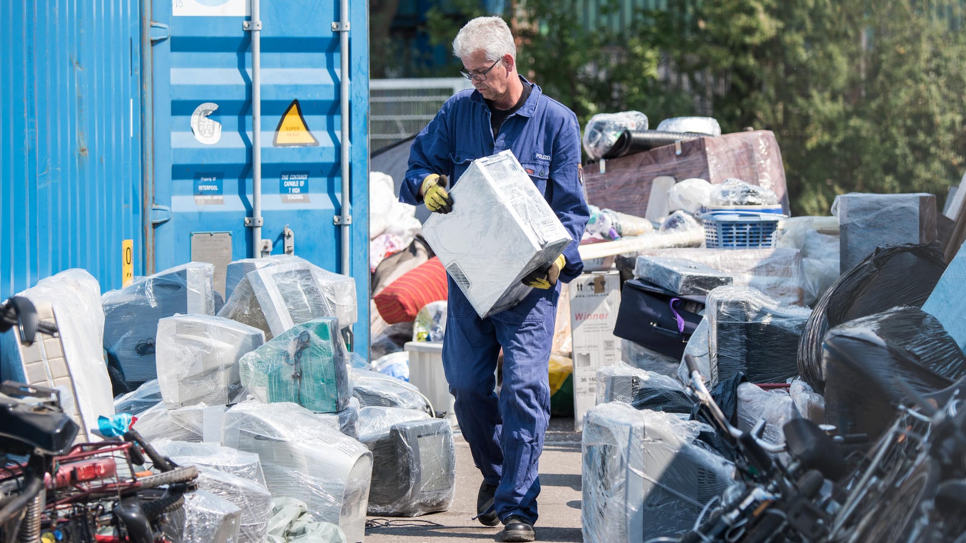 Polizeioberkommissar Wolfgang Heidorn, Wasserschutzpolizist, kontrolliert auf dem Gelände einer Spedition im Stadtteil Wilhelmsburg den Inhalt eines Containers.