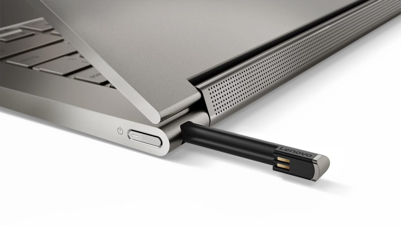 Der Stift des Yoga C930 lässt sich im Gerät verstauen und aufladen.