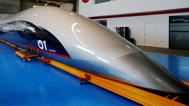 Zug-Weltpremiere: Prototyp einer Hyperloop-Transportkapsel vorgestellt (Quelle: Reuters)