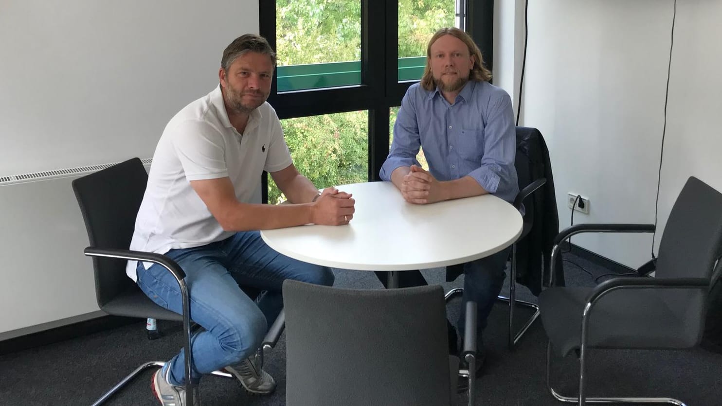 Michael Tarnat (l.) empfing t-online.de-Redakteur Alexander Kohne in seinem Büro im Nachwuchsleistungszentrum von 96.