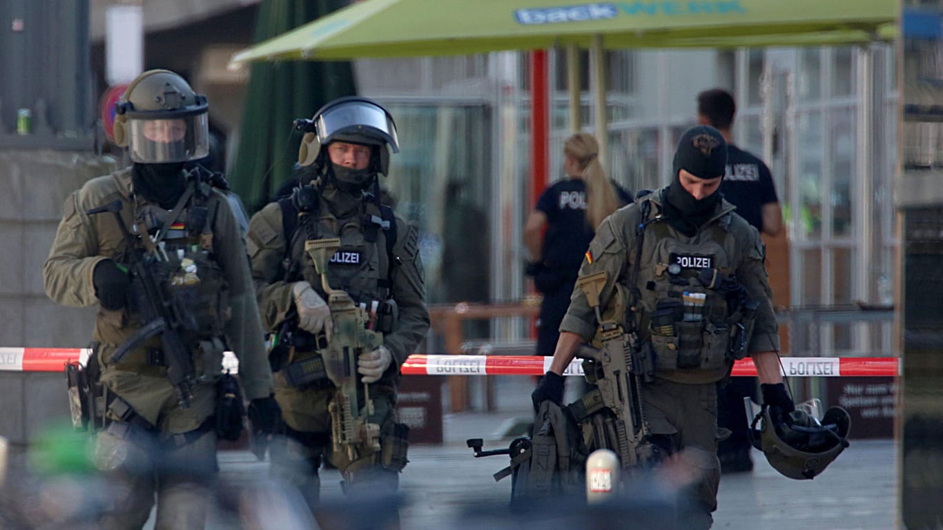 Schwer bewaffnete Polizisten am Kölner Hauptbahnhof: Ermittler haben nach der Geiselnahme nun eine Durchsuchung durchgeführt.