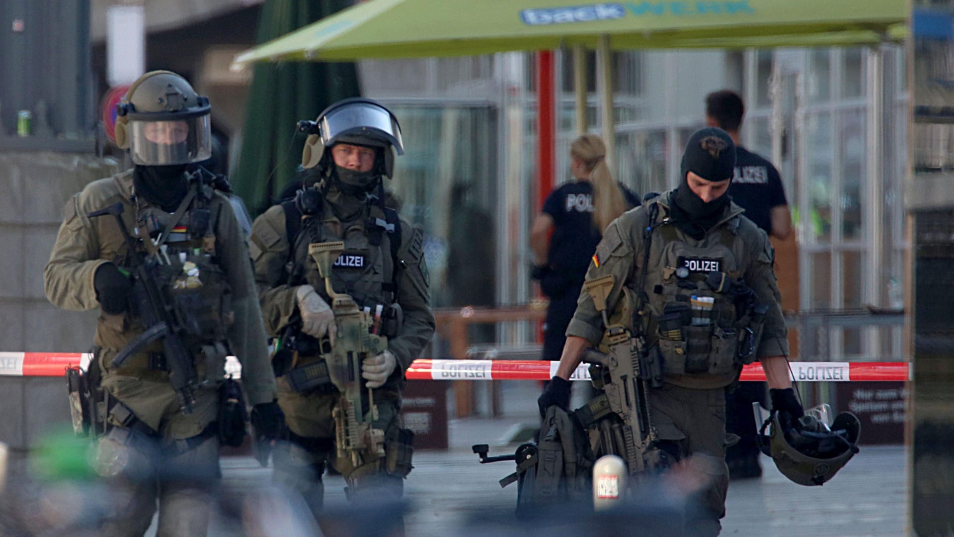 Schwer bewaffnete Polizisten am Kölner Hauptbahnhof: Ermittler haben nach der Geiselnahme nun eine Durchsuchung durchgeführt.