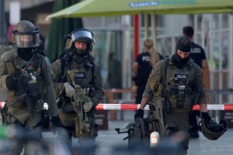 Schwer bewaffnete Polizisten am Kölner Hauptbahnhof: Ermittler haben nach der Geiselnahme nun eine Durchsuchung durchgeführt.
