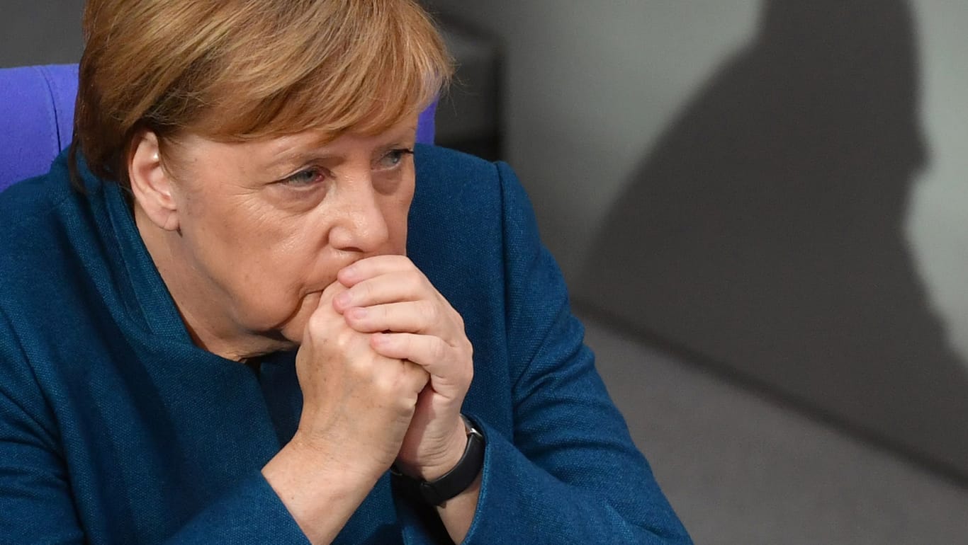 Bundeskanzlerin Angela Merkel (CDU) sitzt im Deutschen Bundestag: Merkel kündigt nach der Landtagswahl in Hessen an, den CDU-Vorsitz abzugeben, aber bis zum Ende der Legislatur Kanzlerin bleiben zu wollen.