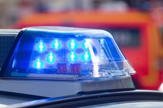Blinkendes Blaulicht auf dem Dach eines Einsatzfahrzeuges der Polizei: Die Polizei geht gegen Gaffer vor, die auf der Autobahn 44 bei Unna einen Rettungseinsatz für einen bewusstlosen Mann gefilmt haben sollen