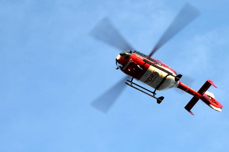 Ein Hubschrauber in der Luft (Symbolfoto): Der Hubschrauber in Portugal hatte kurz vor dem Absturz noch einen Schwerkranken ins Krankenhaus in Porto geflogen.