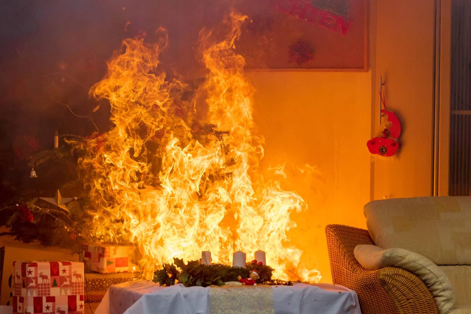 Über 200 Wohnungsbrände in den USA werden durch einen brennenden Weihnachtsbaum ausgelöst. Das Risiko eines Feuers kann allerdings durch regelmäßige Bewässerung verhindert werden. (Quelle: Bitprojects)
