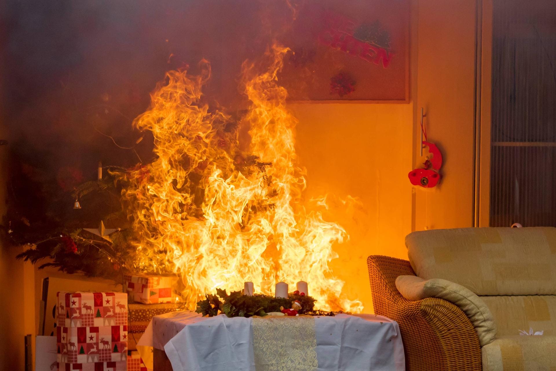 Über 200 Wohnungsbrände in den USA werden durch einen brennenden Weihnachtsbaum ausgelöst. Das Risiko eines Feuers kann allerdings durch regelmäßige Bewässerung verhindert werden. (Quelle: Bitprojects)