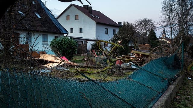 Sturmschäden im Garten: Wenn ein Sturm gewütet hat, ist das in der Regel ein Fall für die Versicherung. Doch nicht immer kommen diese auch für den Schaden auf.