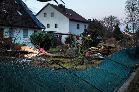 Sturmschäden im Garten: Wenn ein Sturm gewütet hat, ist das in der Regel ein Fall für die Versicherung. Doch nicht immer kommen diese auch für den Schaden auf.