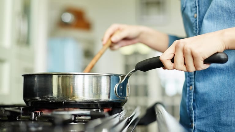 Ein gutes Pfannenset erleichtert die Arbeit in der Küche und sorgt für mehr Spaß beim Kochen.