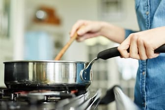 Ein gutes Pfannenset erleichtert die Arbeit in der Küche und sorgt für mehr Spaß beim Kochen.