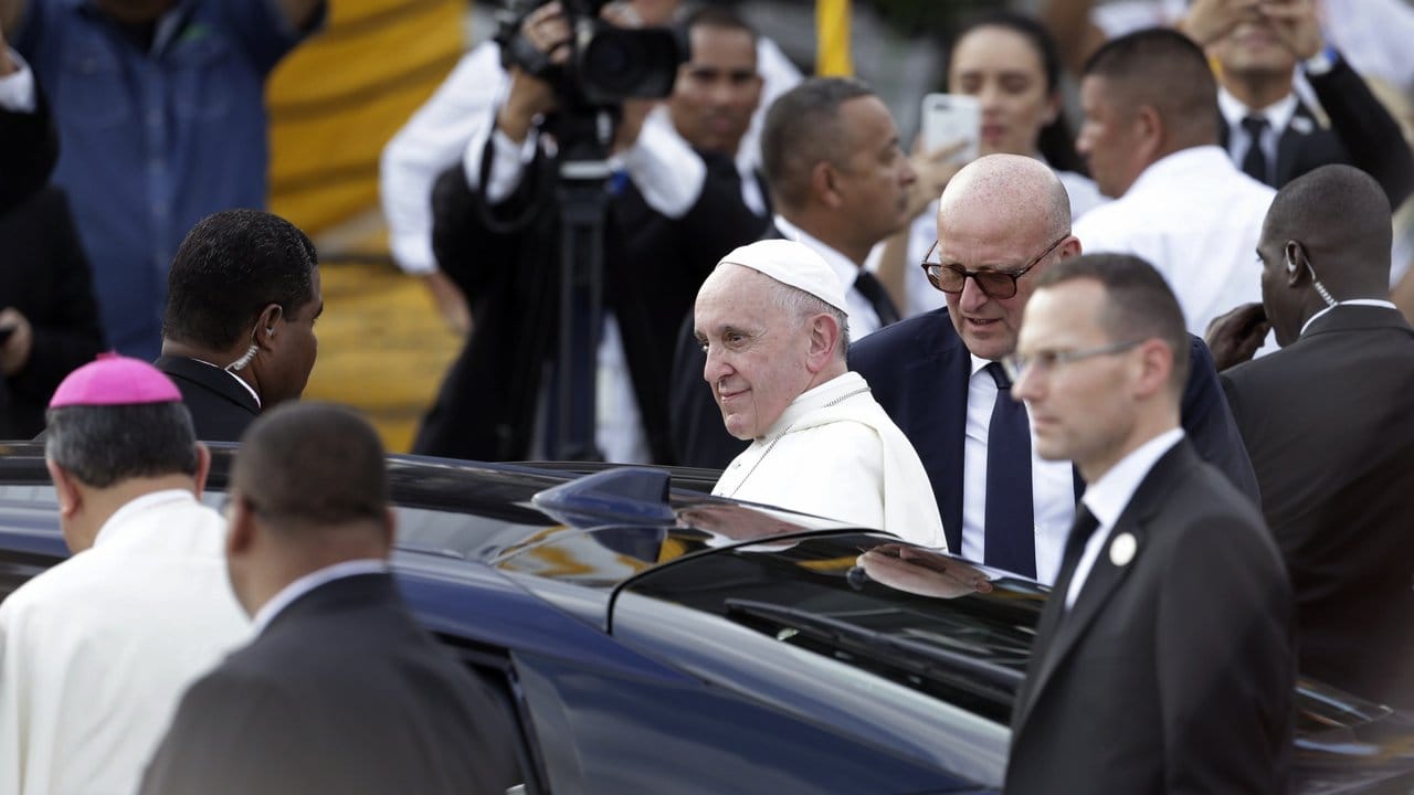 Papst Franziskus nach seiner Ankunft am Flughafen Tocumen in Panama-Stadt.