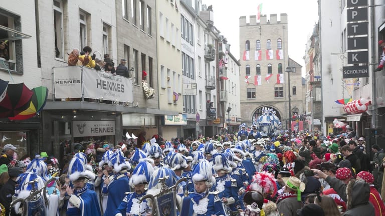 Rosenmontagsumzug in Köln: Hunderttausende bunt kostümierte und gut gelaunte Närrinnen und Narren feiern Karneval.