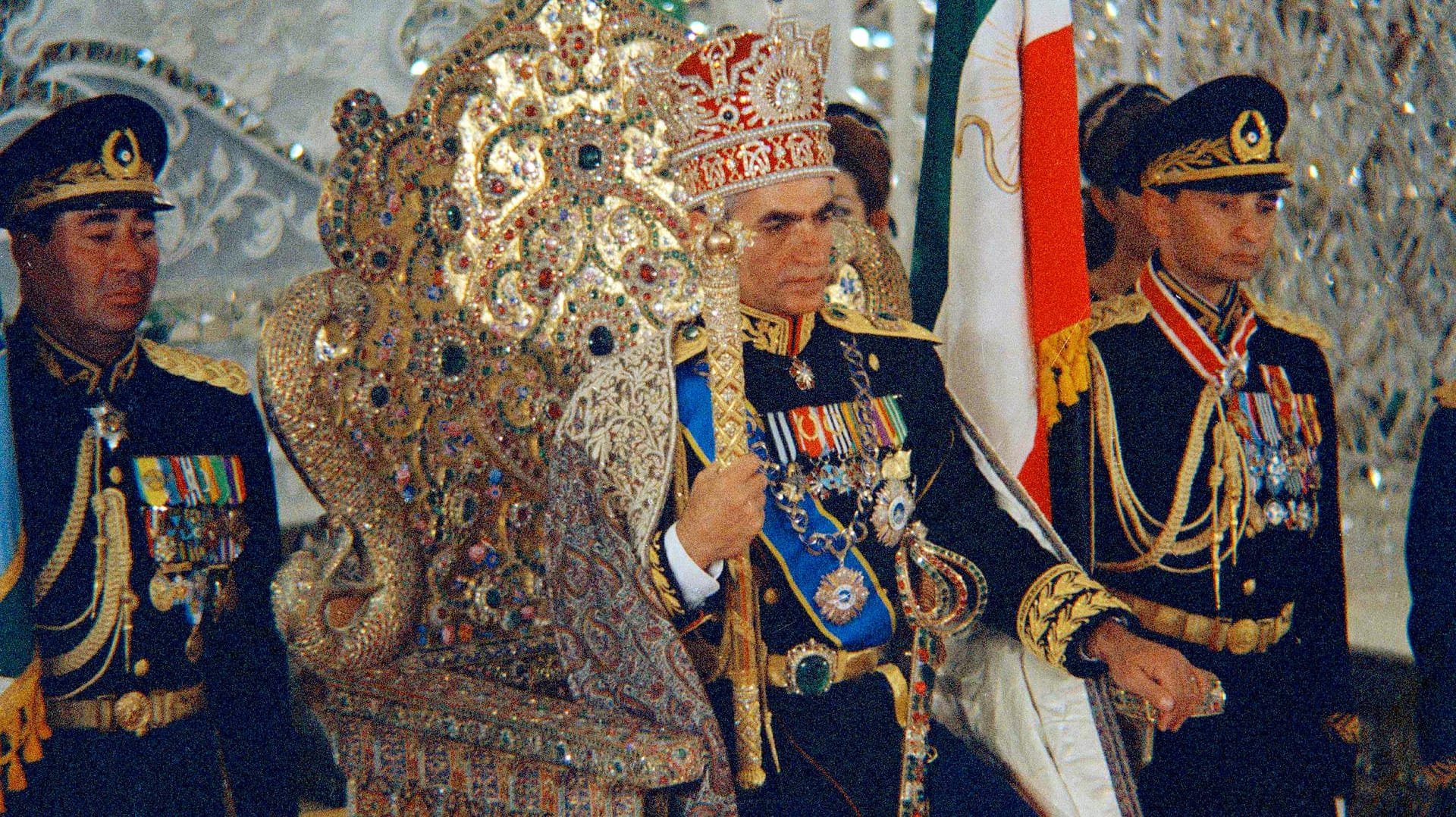 October 1967: Der Schah Shah Mohammad Reza Pahlavi sitzt auf seinem Thron in Teheran.