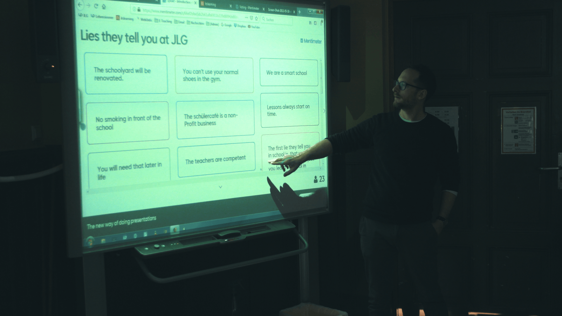 Panne: Wegen WLAN-Problemen zeigt das Smart Board zunächst nicht die Eingaben der Schüler.