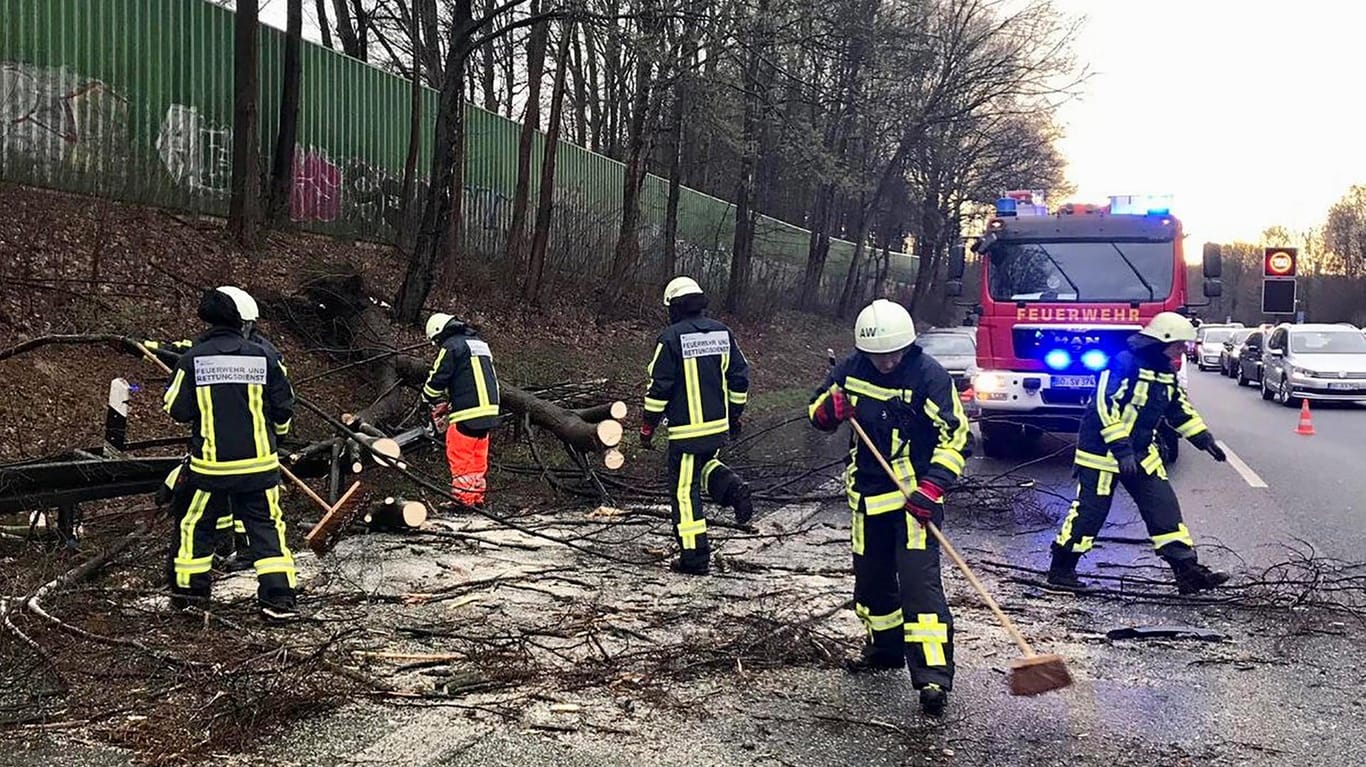 Feuerwehreinsatz in Bochum: In vielen Regionen sorgte Sturmtief "Dragi" für Probleme.