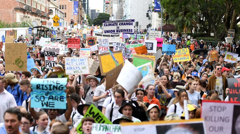 Schüler und Studenten nehmen in Brisbane am Klimaprotest "Fridays for Future" teil.