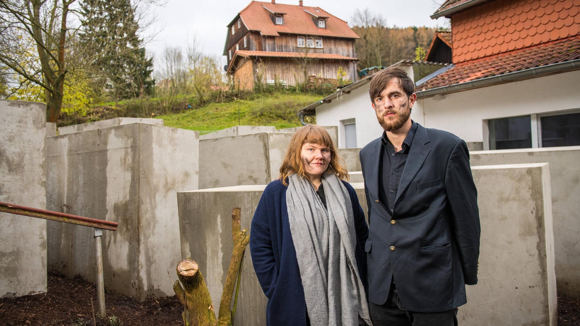 Aktivisten des "Zentrum für Politische Schönheit" vor dem Mahnmal: Weil der Thüringer AfD-Politiker Björn Höcke das Holocaust-Denkmal in Berlin als "Schande" bezeichnete, stellten die Künstler dem Politiker ein solches Mahnmal vor die Haustür.