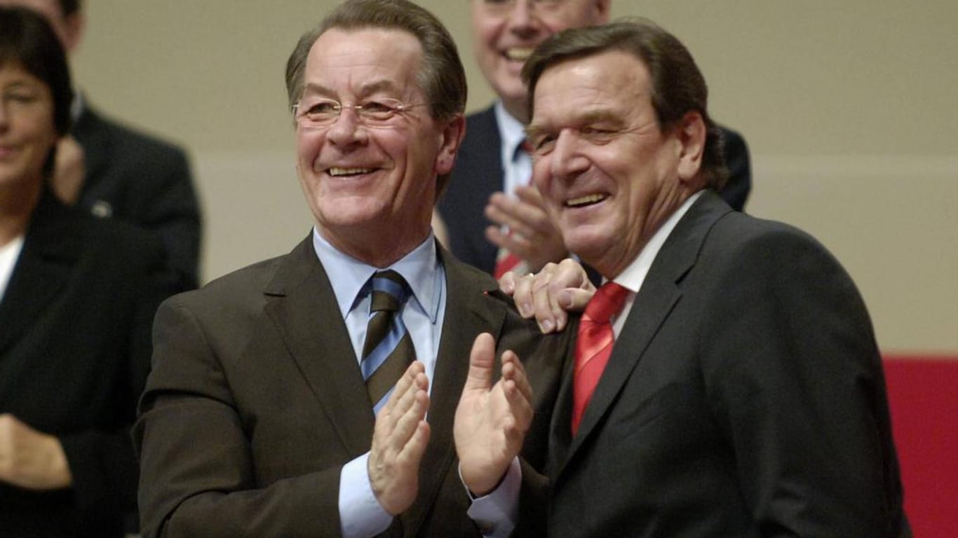 Gerhard Schröder und Franz Müntefering auf einem SPD-Parteitag nach der Wahlniederlage im Jahr 2005: Müntefering wurde darauf Vizekanzler und Arbeitsminister im ersten Kabinett von Angela Merkel.