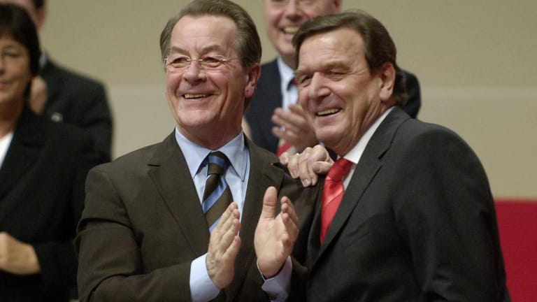 Gerhard Schröder und Franz Müntefering auf einem SPD-Parteitag nach der Wahlniederlage im Jahr 2005: Müntefering wurde darauf Vizekanzler und Arbeitsminister im ersten Kabinett von Angela Merkel.