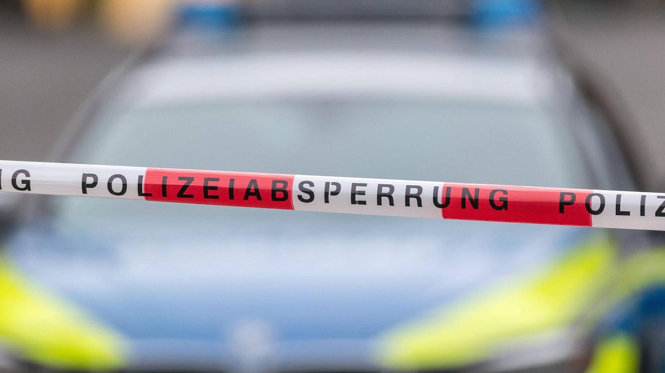 Absperrung der Polizei (Symbolbild): In Ostfriesland kam es zu einem tödlichen Unfall.