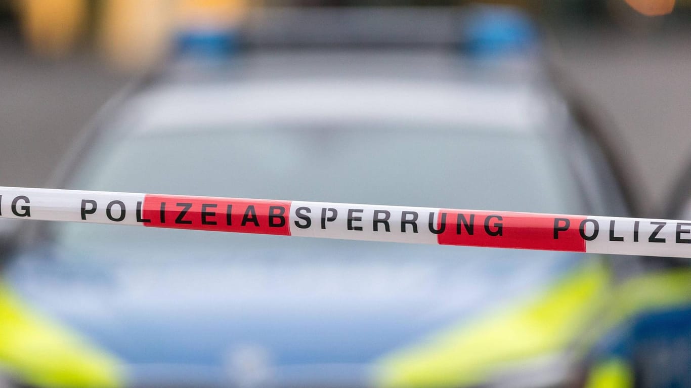 Absperrung der Polizei (Symbolbild): In Ostfriesland kam es zu einem tödlichen Unfall.