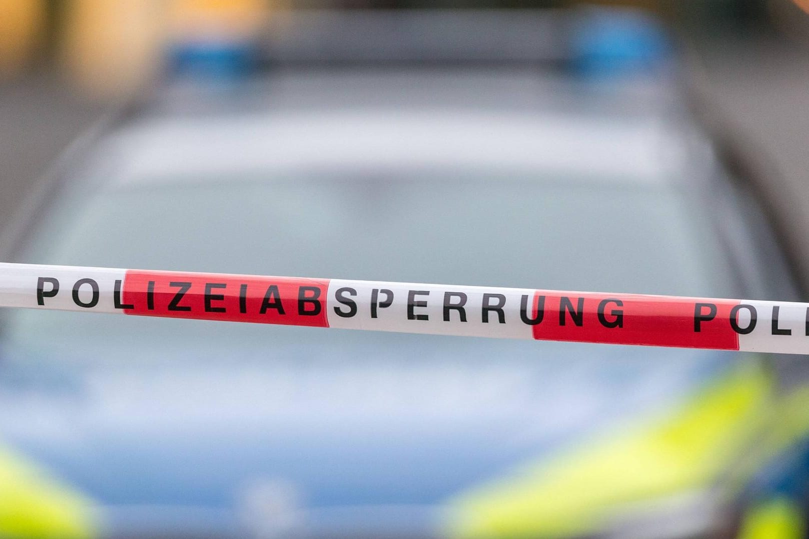 Absperrung der Polizei (Symbolbild): In Ostfriesland kam es zu einem tödlichen Unfall.