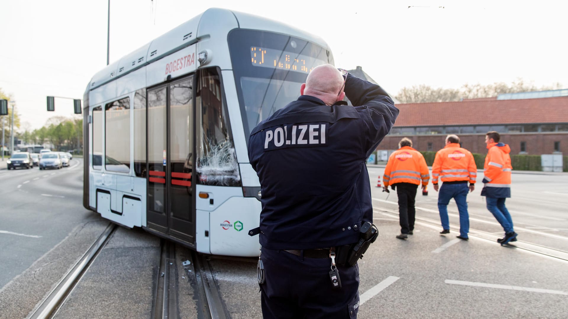 Ein Verkehrsunfall auf der Kreuzung Turfstraße/ An der Rennbahn sorgte im morgendlichen Berufsverkehr für erhebliche Beeinträchtigungen.