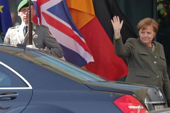Angela Merkel winkt Theresa May zum Abschied, nachdem beide sich zu Brexit-Gesprächen getroffen hatten.