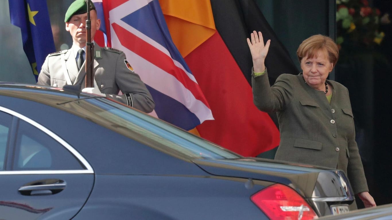 Angela Merkel winkt Theresa May zum Abschied, nachdem beide sich zu Brexit-Gesprächen getroffen hatten.