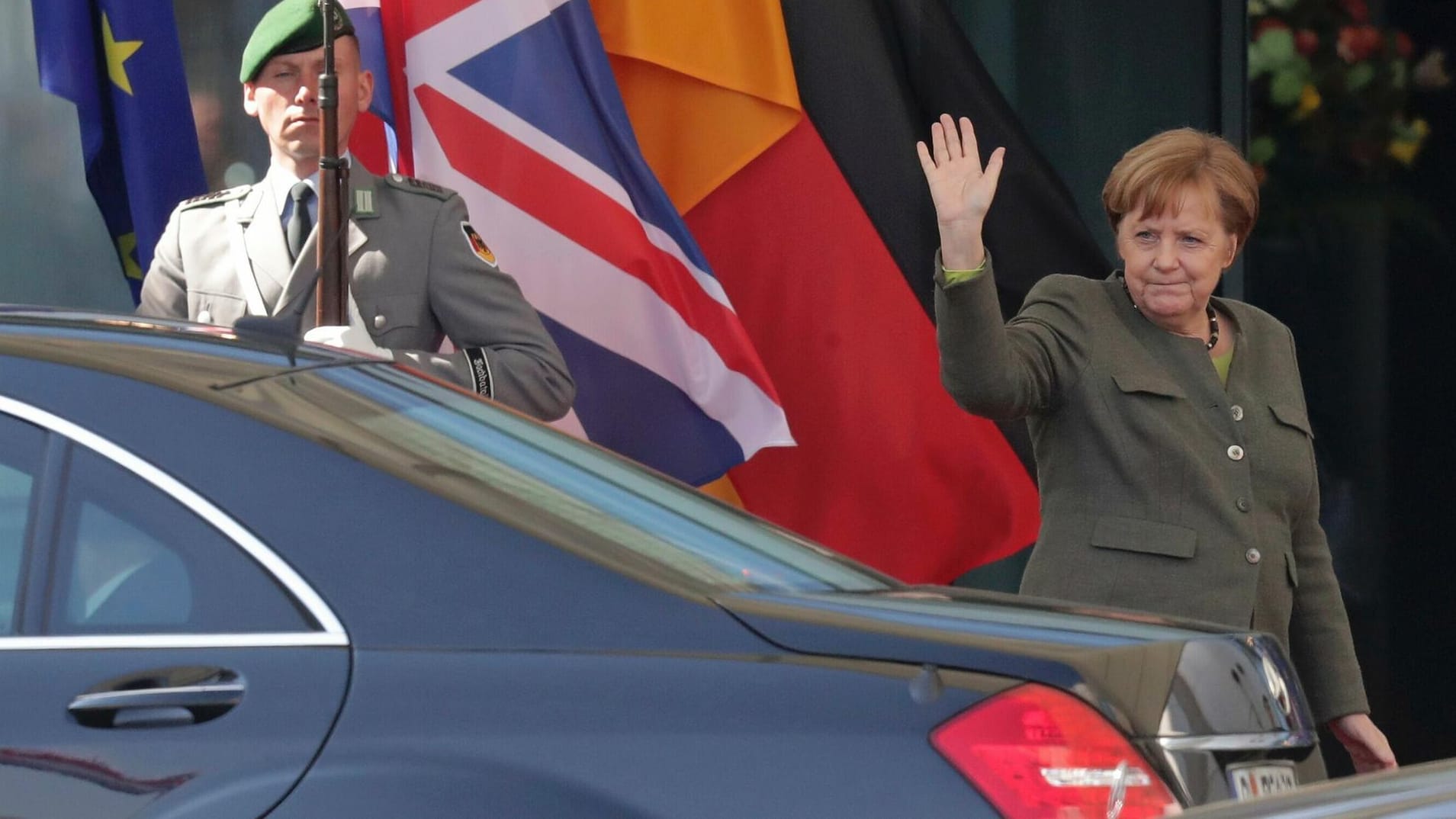 Angela Merkel winkt Theresa May zum Abschied, nachdem beide sich zu Brexit-Gesprächen getroffen hatten.