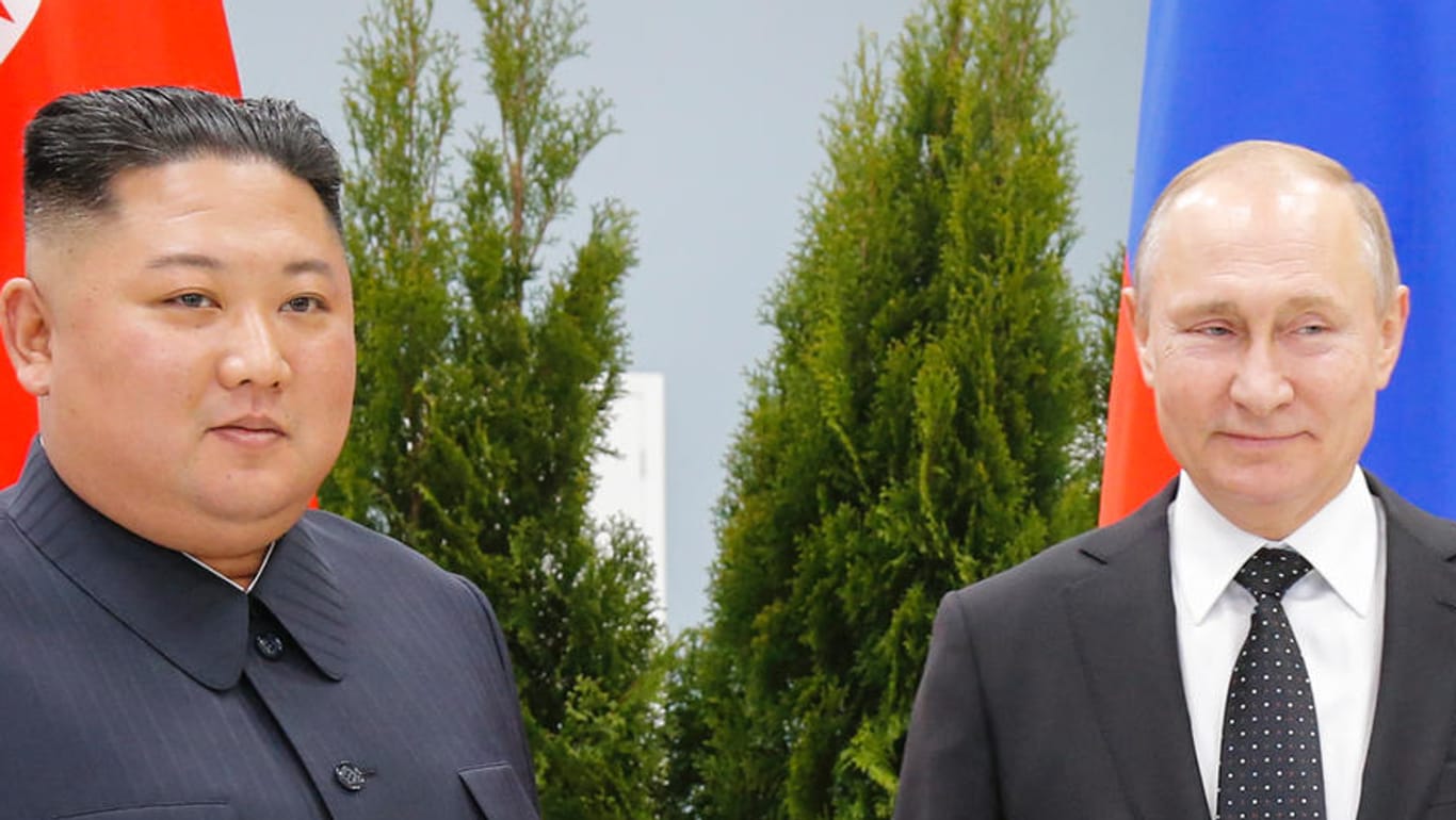 Nordkoreas Machthaber Kim Jong Un (l.) und Russlands Präsident Wladimir Putin sind in Wladiwostok zu Gesprächen zusammengekommen.