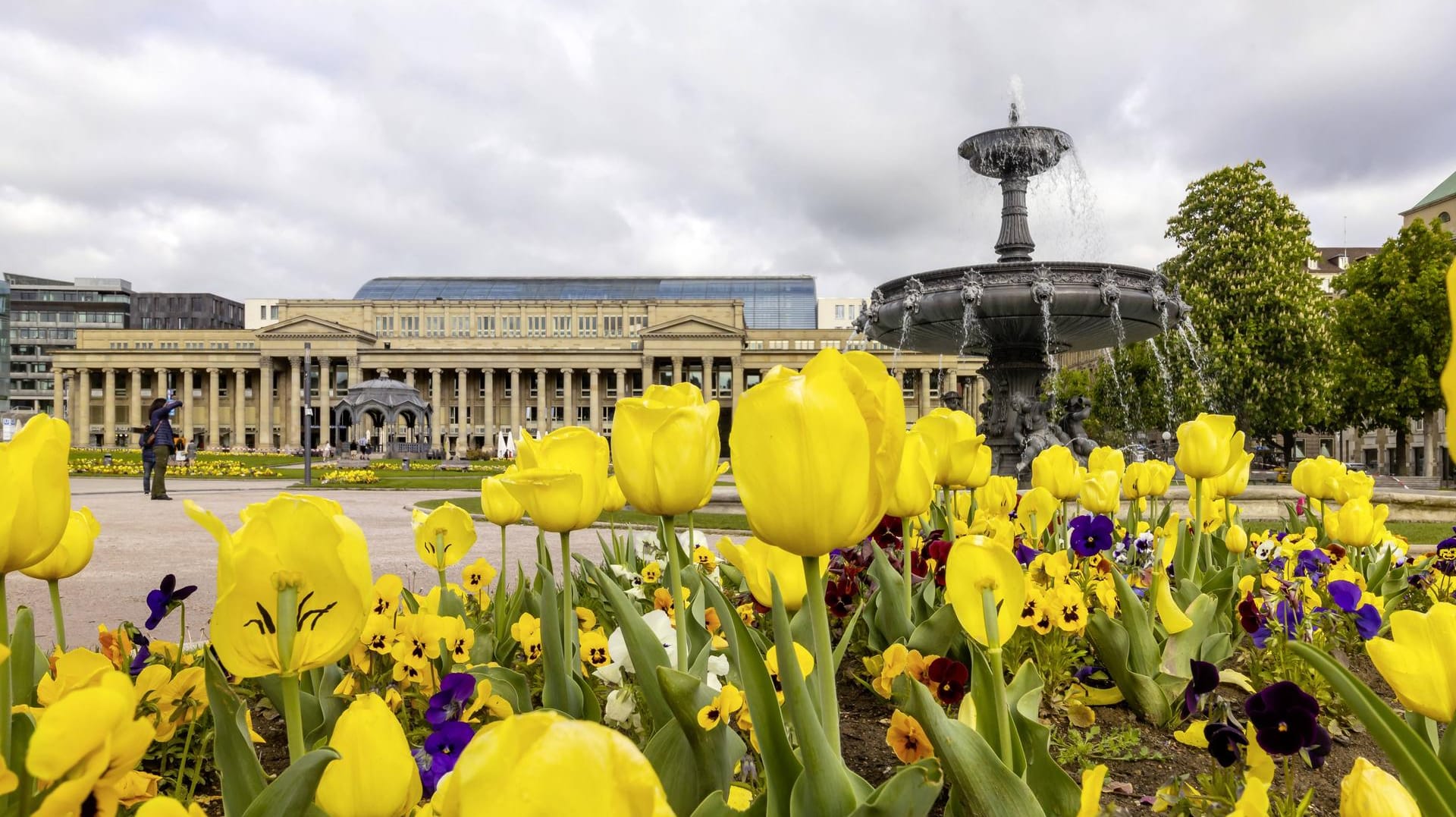 DEU Deutschland Baden Württemberg Stuttgart 28 04 2019 Schlossplatz Stuttgart mit Neuem Schlos