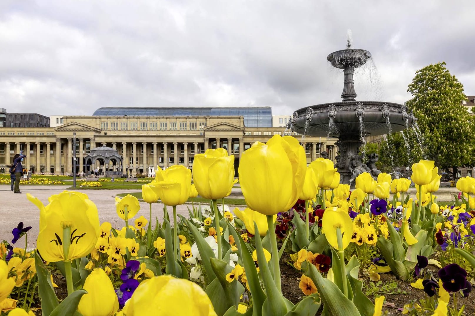 DEU Deutschland Baden Württemberg Stuttgart 28 04 2019 Schlossplatz Stuttgart mit Neuem Schlos