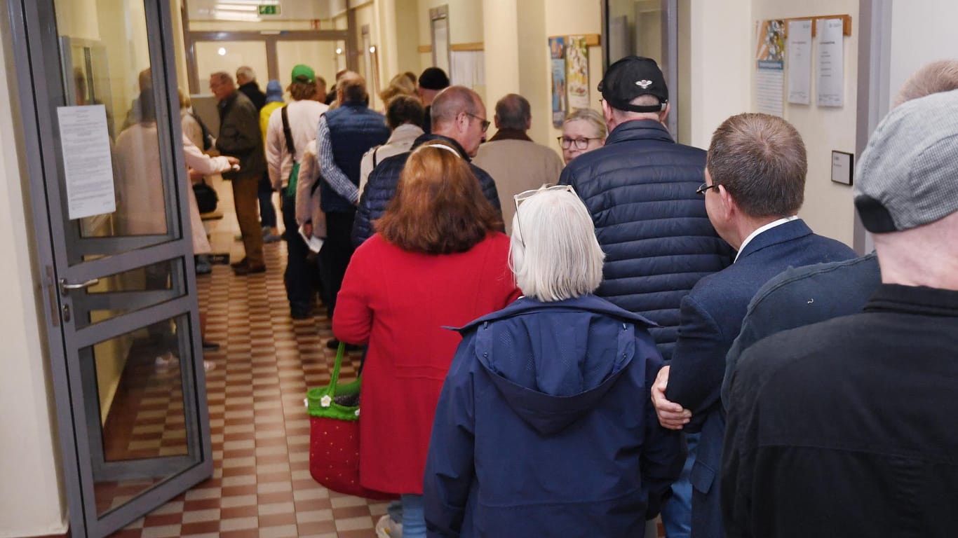 Schlange vor einem Wahlbüro in Bremen: Die Stimmauszählung dauert länger, als gedacht.