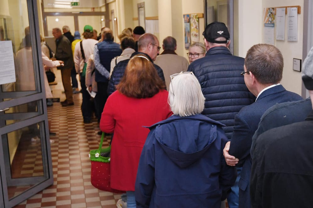 Schlange vor einem Wahlbüro in Bremen: Die Stimmauszählung dauert länger, als gedacht.