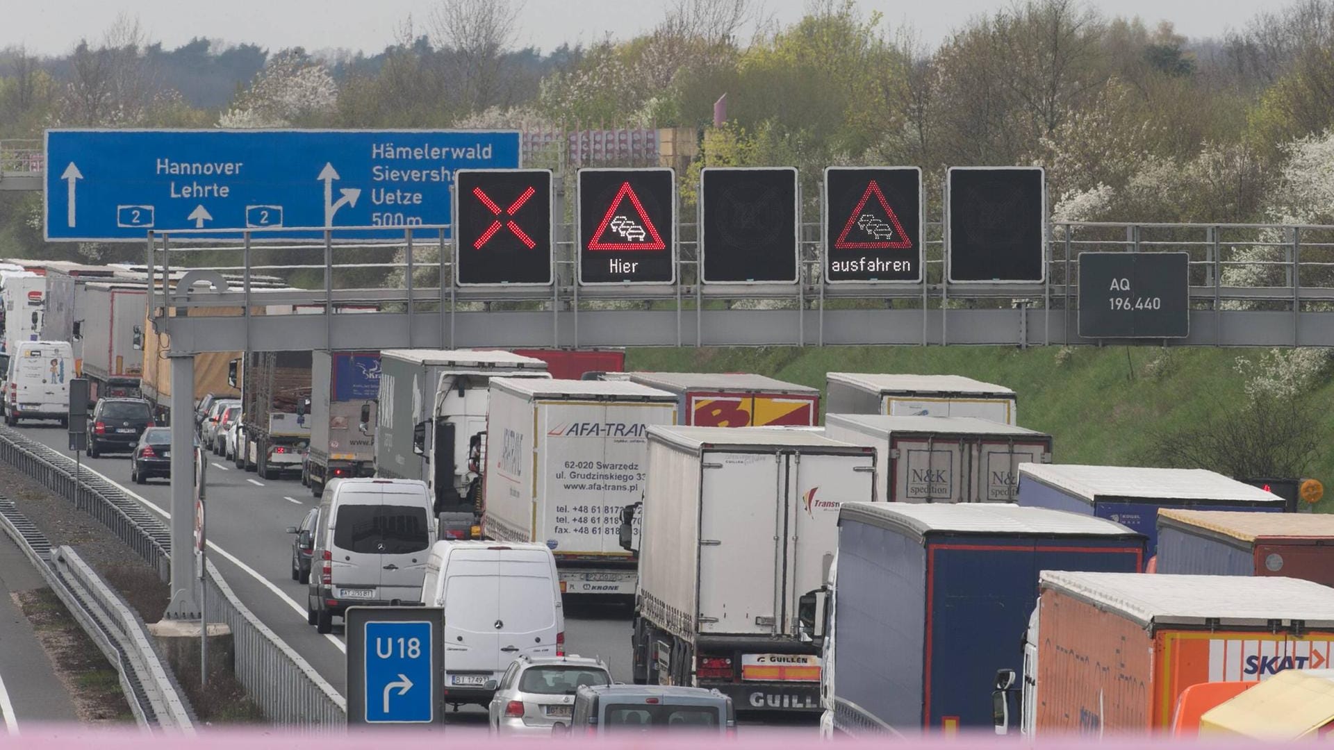 Autobahn 2 Richtung Hannover: Ein brennender Lkw blockierte die Fahrbahn. (Archivbild)