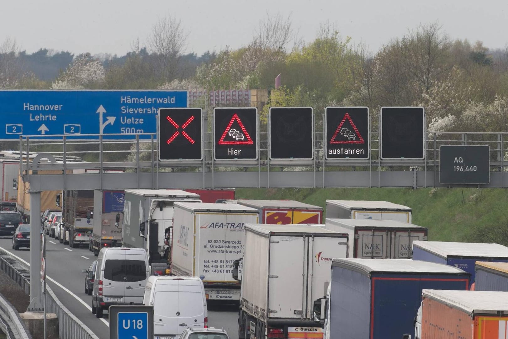 Autobahn 2 Richtung Hannover: Ein brennender Lkw blockierte die Fahrbahn. (Archivbild)