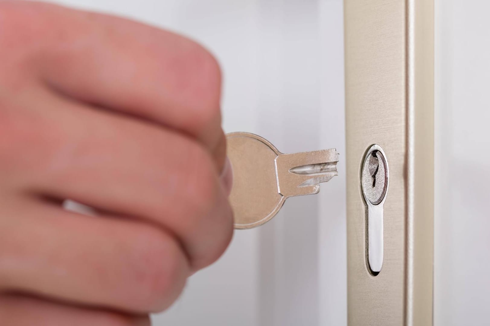 Person s Hand Holding Broken Key PUBLICATIONxINxGERxSUIxAUTxONLY Copyright xAndreyPopovx Panthermed