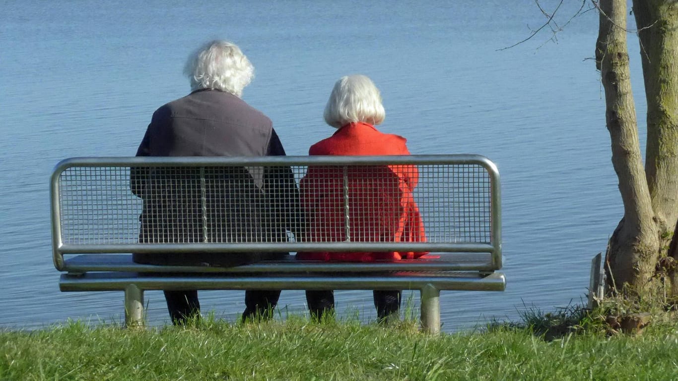 Zwei Rentnerinnen am Ufer der Eider im nordfriesischen Tönning Schleswig Holstein *** Two pension