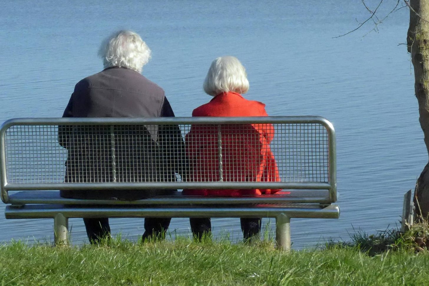 Zwei Rentnerinnen am Ufer der Eider im nordfriesischen Tönning Schleswig Holstein *** Two pension