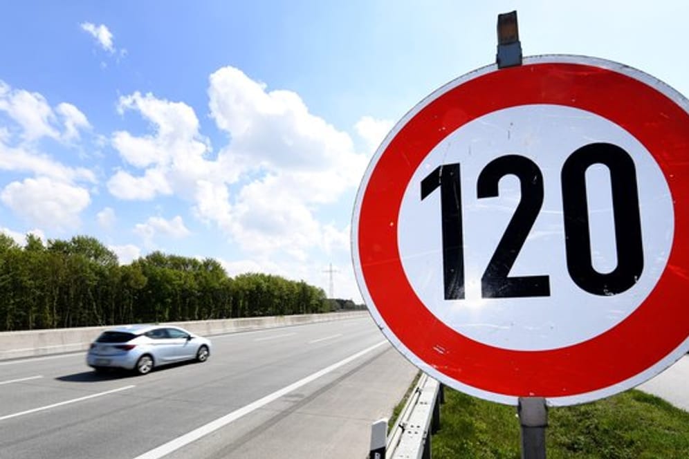 Geschwindigkeitsbegrenzung: Sie gilt so lange, bis das Schild durch ein entsprechendes Aufhebungszeichen aufgehoben oder durch ein anderes Gebotsschild verändert wird. Es gibt aber Ausnahmen von dieser allgemeinen Regel.
