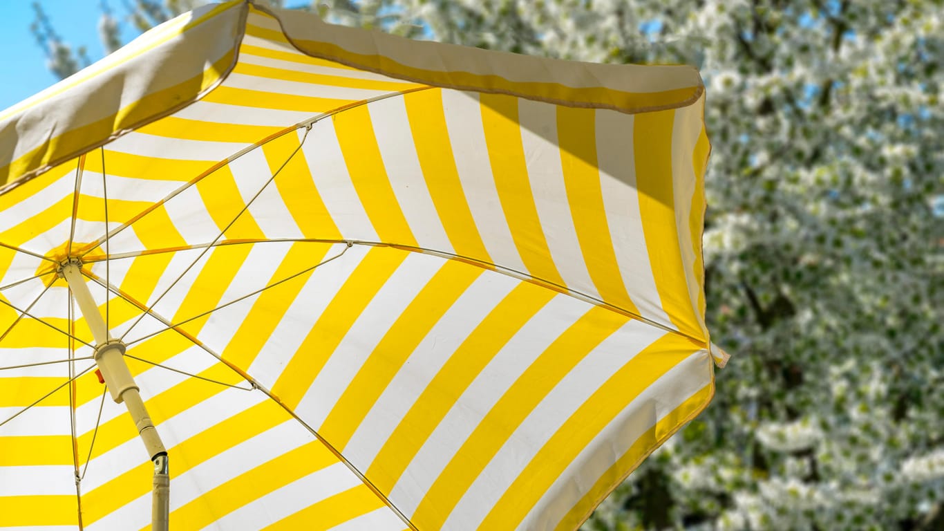 Ein guter Sonnenschirm hat einen Sonnenschutzfaktor von mindestens 20. Darauf sollten Sie beim Kauf Ihres neuen Sonnenschirms achten.