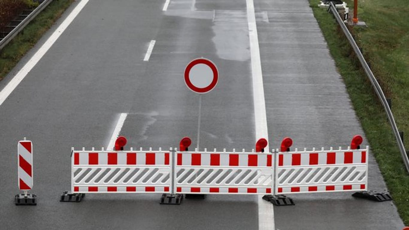 Abgesperrte Autobahn (Symbolbild): Die A2 ist nach einem Unfall Richtung Hannover gesperrt.