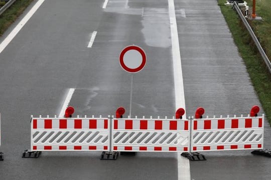 Abgesperrte Autobahn (Symbolbild): Die A2 ist nach einem Unfall Richtung Hannover gesperrt.