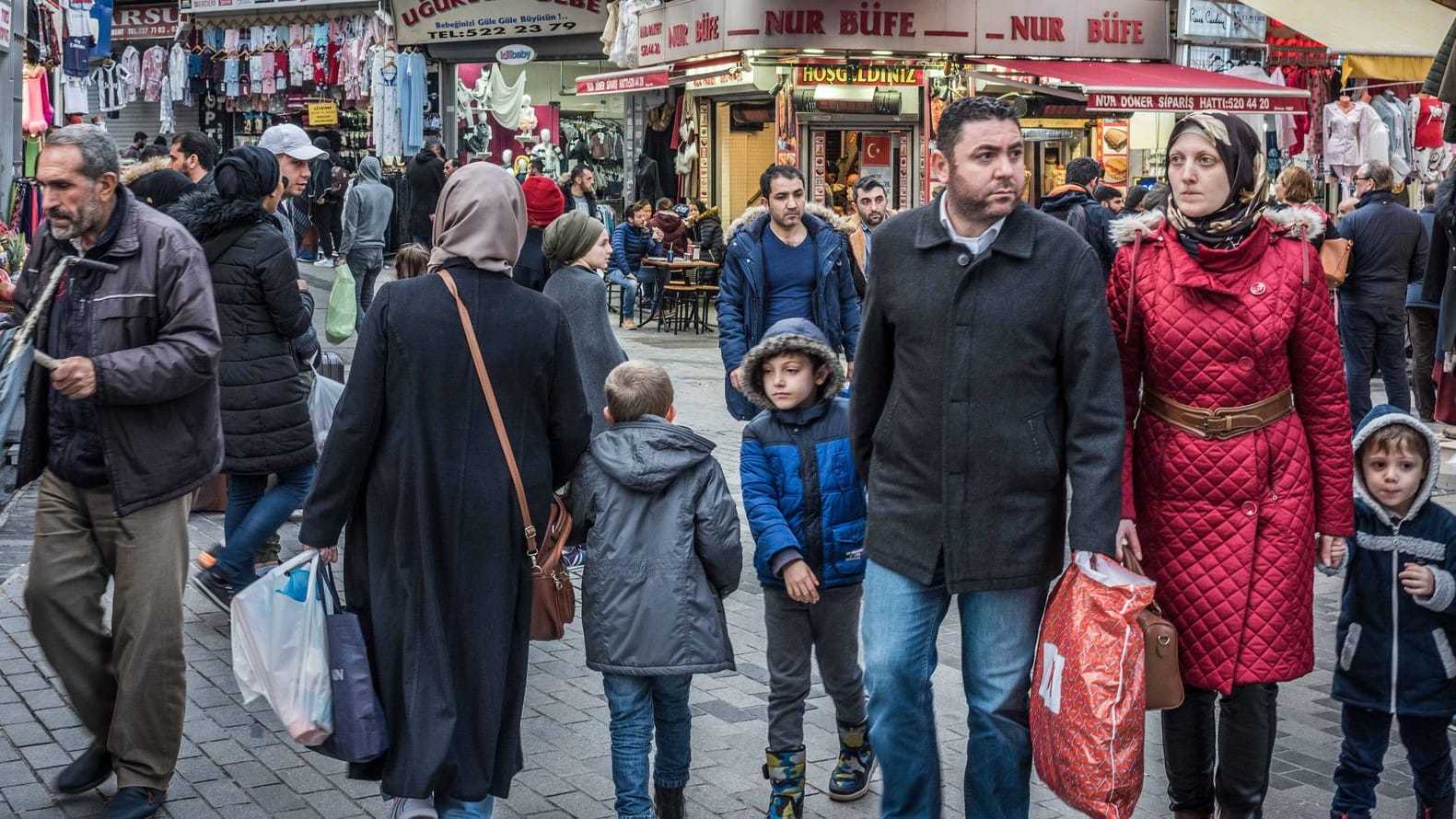 Eine Marktstraße in Istanbul: Durch den Verfall der Lira ist die Kaufkraft vieler Türken in den letzten Jahren gesunken.