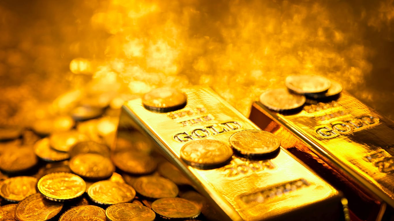 Goldbarren und Goldmünzen: Investitionen in Rohstoffe können direkt, wie in Gold, getätigt werden. In Agrar- oder Energierohstoffe kann nur indirekt investiert werden.