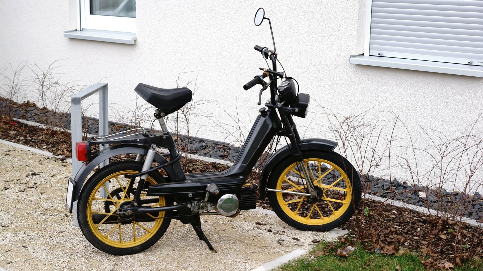 Abgestelltes Mofa: Das Fahren auf dem Radweg ist nur in zwei Fällen erlaubt. Abgestelltes Mofa: Das Fahren auf dem Radweg ist nur in zwei Fällen erlaubt.