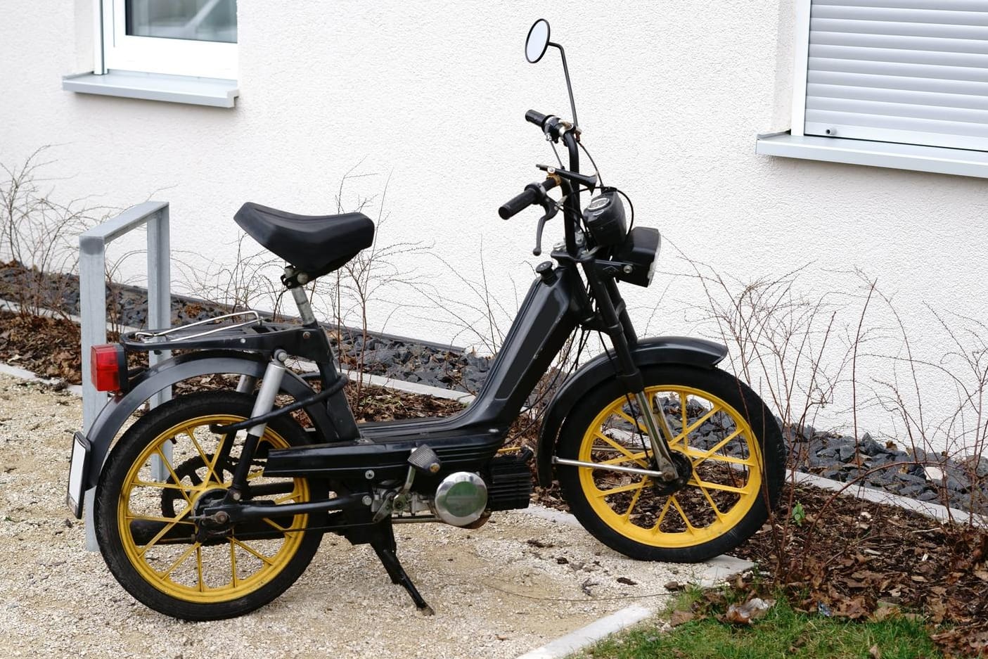 Abgestelltes Mofa: Das Fahren auf dem Radweg ist nur in zwei Fällen erlaubt.